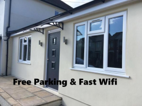 Beechfield House Modern studio self-contained unit with free WiFi and Parking and kitchen area 4m from city centre and castle
